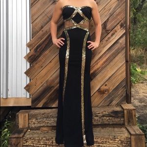 NWT- This is a gorgeous dress.